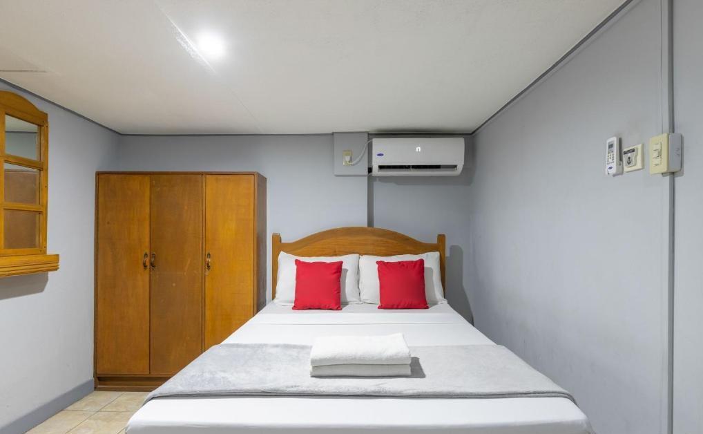OYO 722 Slouch Hat Inn Manila Exterior foto